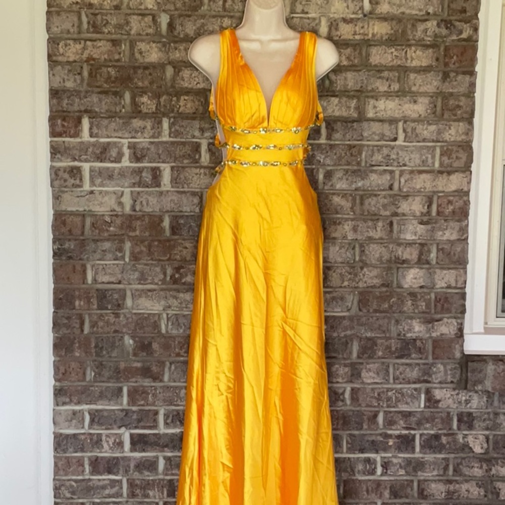 Milano formal dress 👗 - Picture 2 of 16